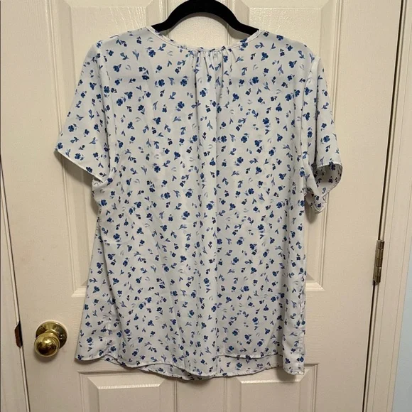 41 Hawthorn White and Blue Floral Blouse - Picture 3 of 3